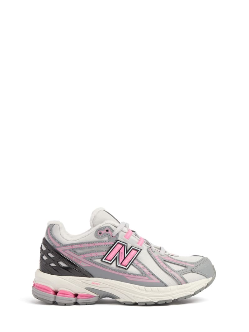 New Balance: Sneakers en daim avec logo