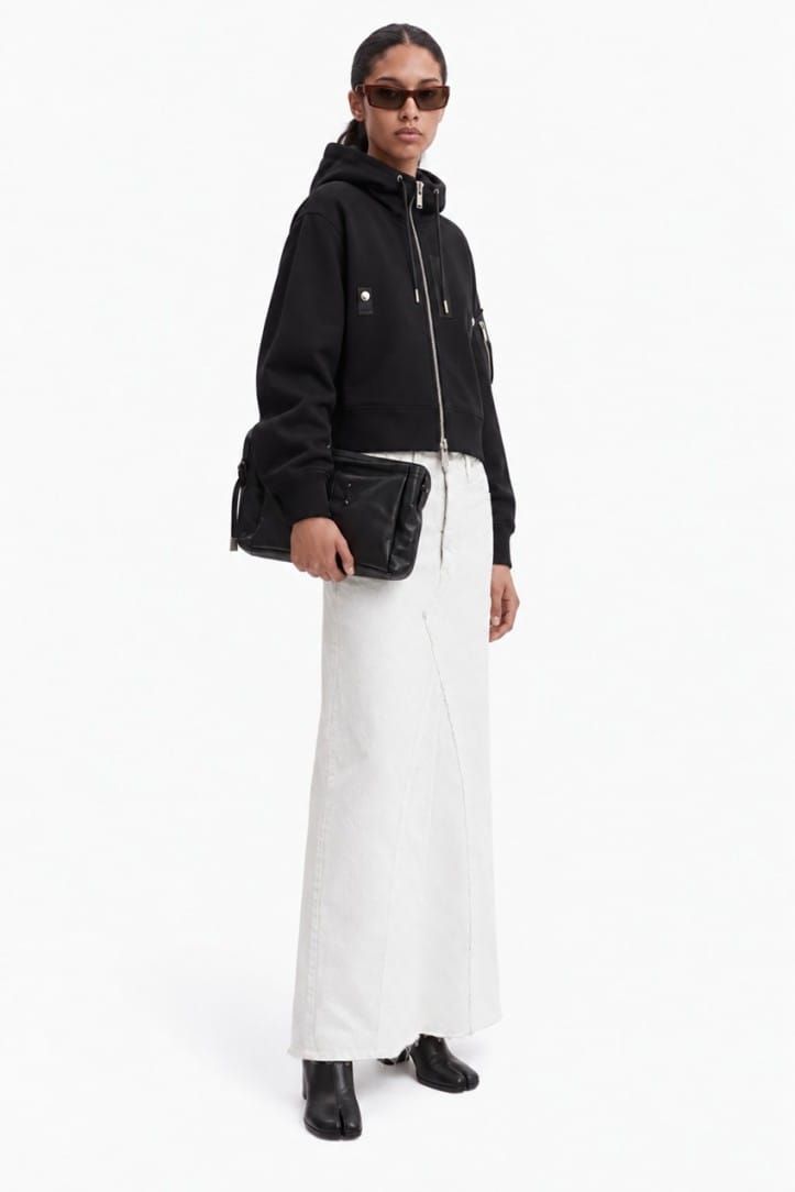 Sacai: Sudadera con capucha recortada de nylon tipo sarga con cremallera