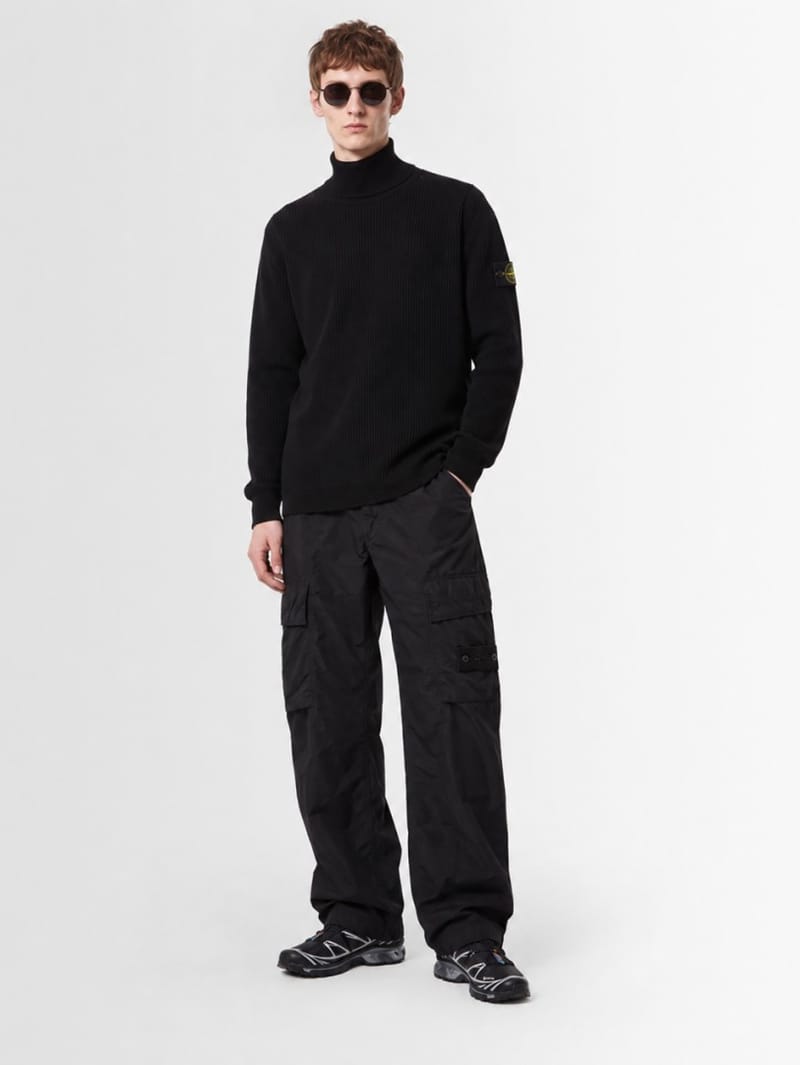Stone Island: Maglione dolcevita in cotone a coste